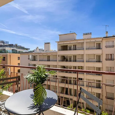 Beautiful Haussmannian - South Balcony Apartment *